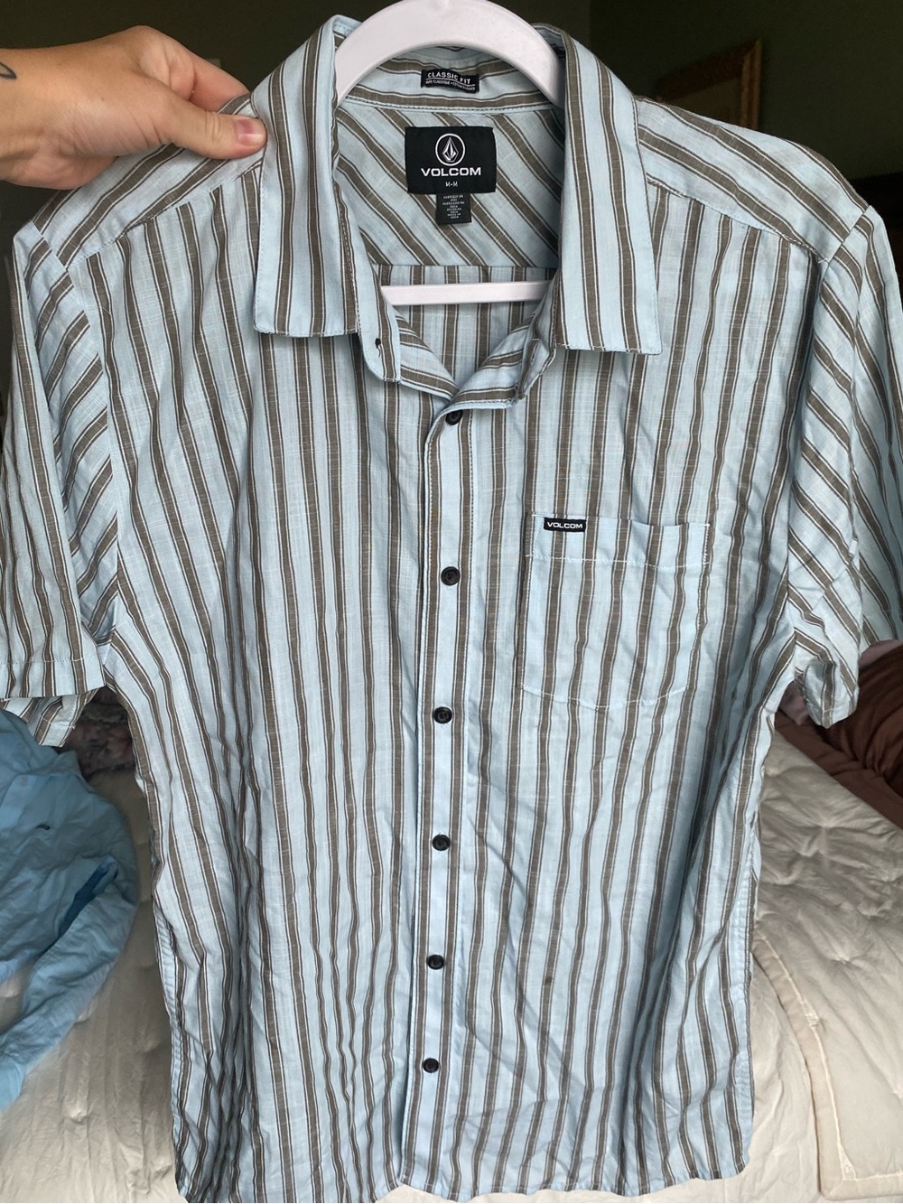 Men’s Volcom button down - Picture 2 of 2